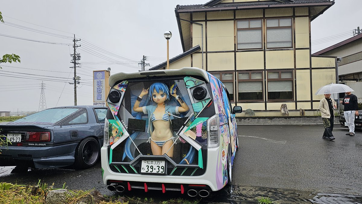 20240424175027690 痛车还能这么玩?日本车友把初音未来搬进车里,看着像囚禁一样