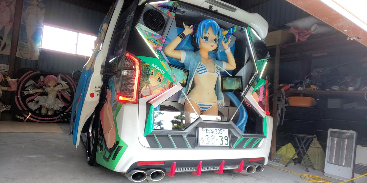 20240424175027128 痛车还能这么玩?日本车友把初音未来搬进车里,看着像囚禁一样